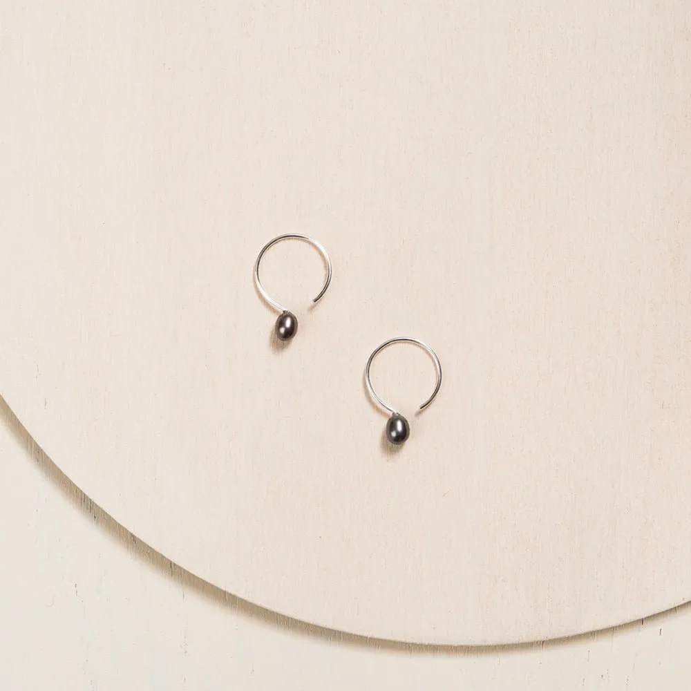 Basic Small Silver Hoop Earrings with Black Pearl - 13mm